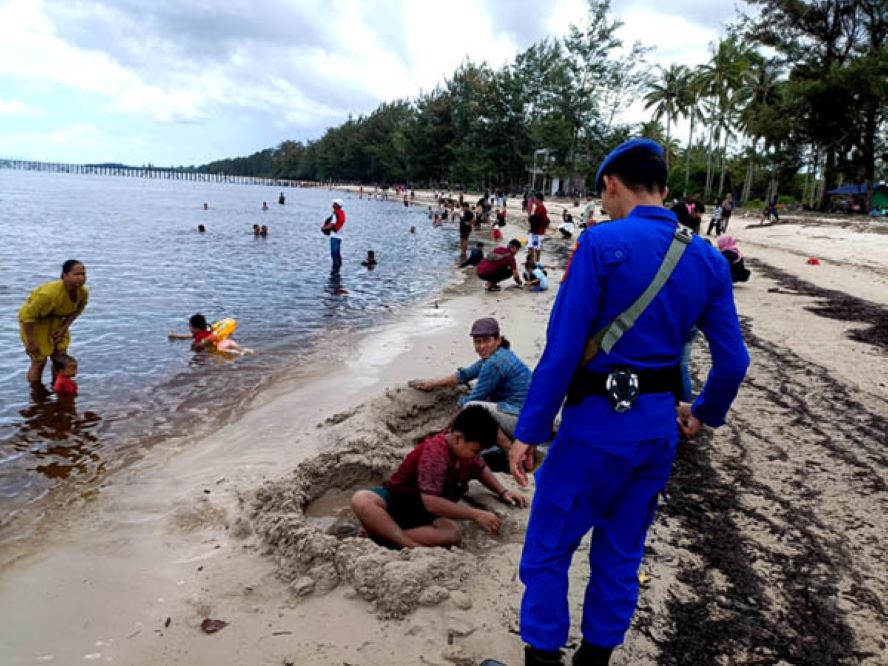 TEDUH: Suasana kunjungan wisatawan lokal di Pantai Sungai Bakau, saat musim libur lebaran 1445 Hijriah/2024. (M.RIFANI/RADAR SAMPIT)