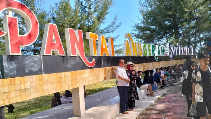 MENARIK: Pantai Anugerah Desa Sungai Tabuk, Kecamatan Pantai Lunci menjadi salah satu objek wisata pantai di Kabupaten Sukamara yang ramai dikunjungi saat libur lebaran Idulfitri. (Fauzi/Radar Sampit)