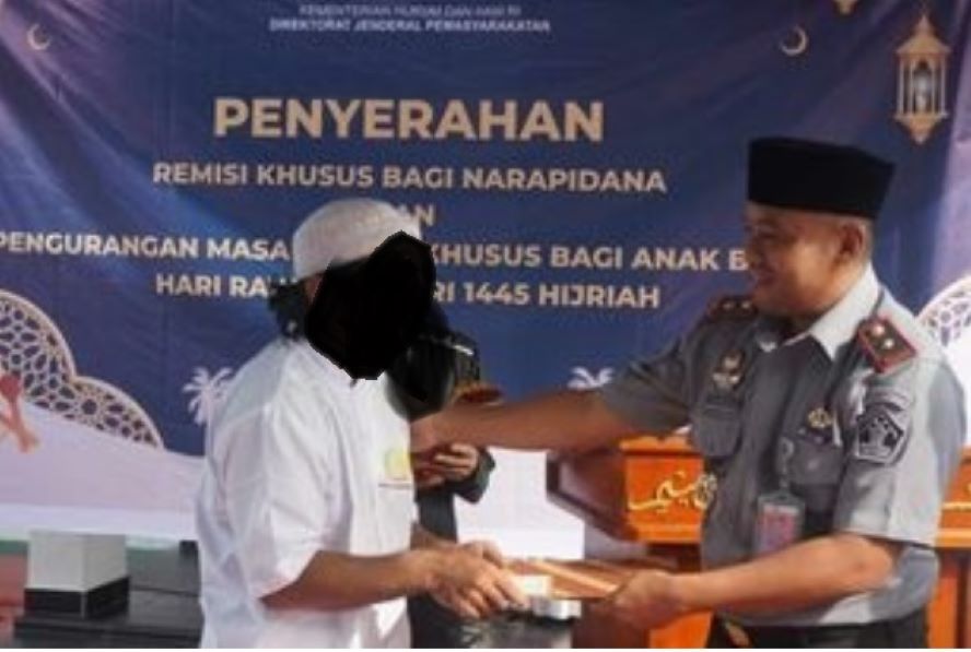 REMISI LEBARAN : Kepala Rutan Kelas IIA Palangka Raya Bambang Widiyanto menyerahkan SK remisi khusus kepada perwakilan narapidana. (Istimewa)