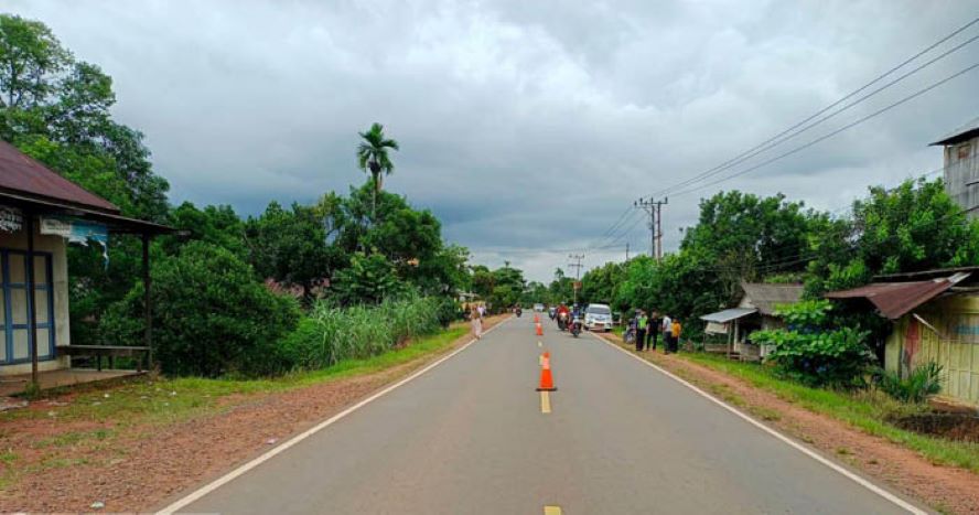 CELAKA : Petugas Satlantas Polres Kotim melaksanakan olah TKP kecelakaan yang menewaskan bocah 8 tahun di Kecamatan Cempaga, Kotim, Rabu (10/4/2024) lalu. (istimewa)