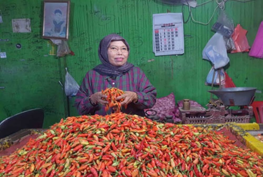 BELUM STABIL : Sejumlah komoditas kebutuhan bahan pokok di Pasar Subuh, Jalan MT Haryono, Sampit, Sabtu (13/4/2024). (HENY/RADAR SAMPIT)