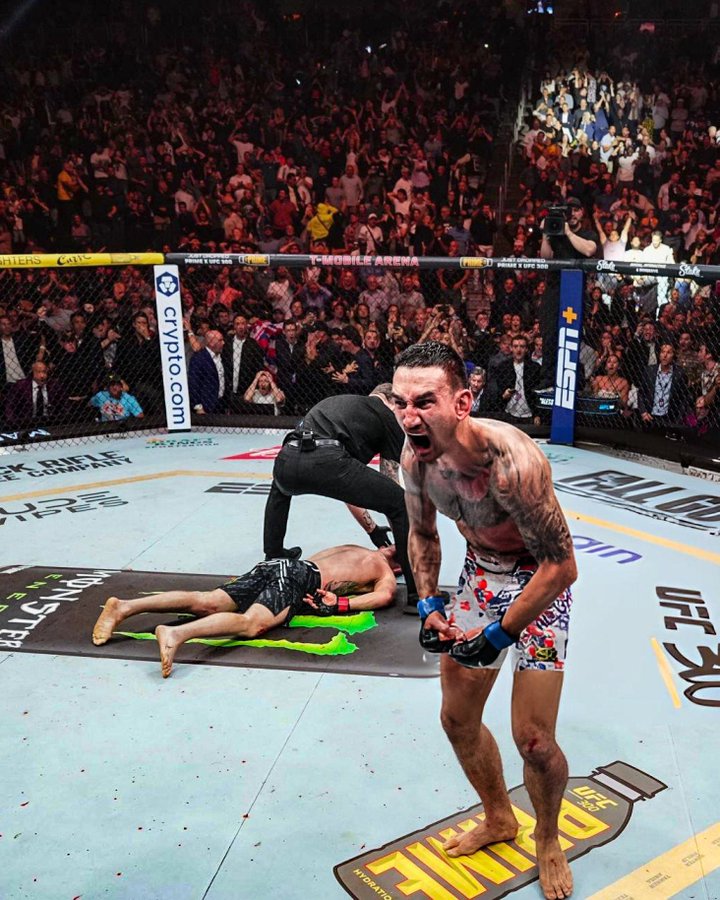 Max Holloway sukses KO-kan Justin.