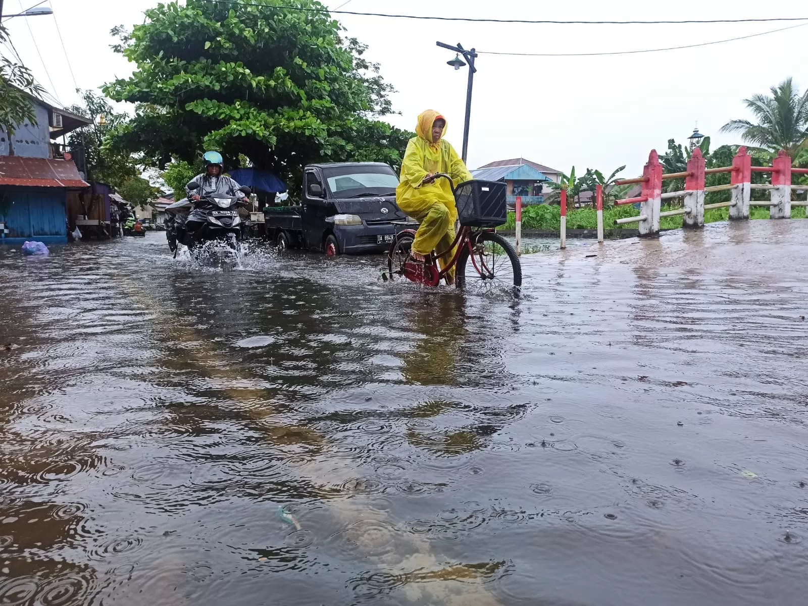 TERJANG BANJIR: Fase pasang tinggi air laut membuat kawasan pemukiman di Kelurahan Pemurus Baru, Kecamatan Banjarmasin Selatan terendam banjir rob, 4 Juli 2022 lalu (Foto:M Fadlan Zakiri/Radar Banjarm