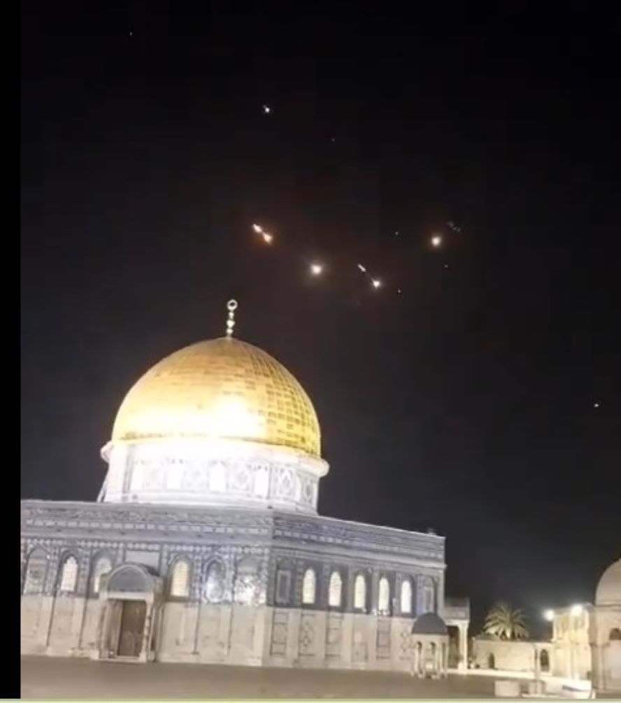 Serangan drone dan roket Iran yang terlihat di langit Yerussalem.