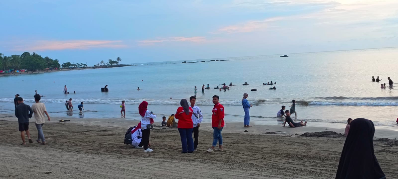 CUACA: BMKG mengingatkan wisatawan agar waspada gelombang alun ketika berada di pantai.