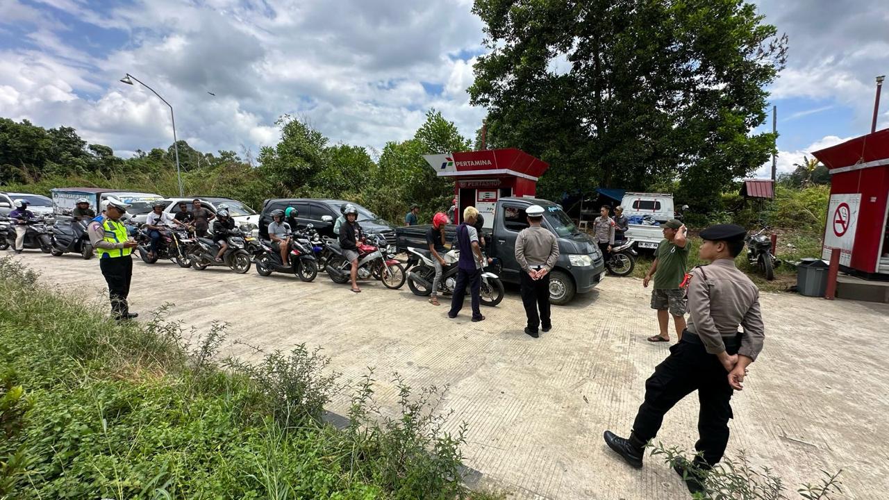 DISERBU WARGA: Tidak hanya SPBU yang melayani BBM bersubsidi, antrean panjang juga terjadi di salah satu Pertashop di Kompleks Perkantoran Bupati yang hanya menjual pertamax dan dexlite.