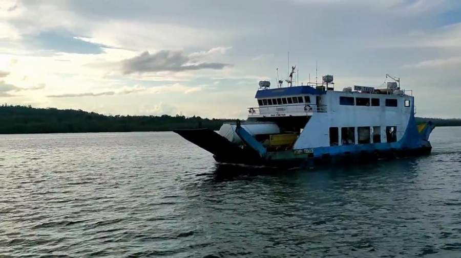 Ferry menuju pelabuhan Kariangau.