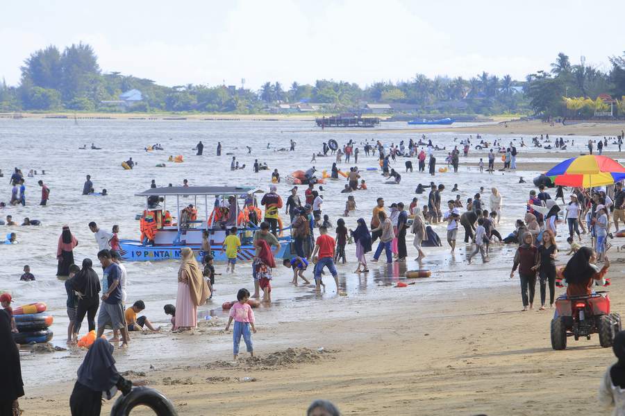 MASIH PRIMADONA: Suasana Pantai Segara Sari Manggar di H+3 Idulfitri yang dipenuhi wisatawan asal Balikpapan maupun berbagai kota sekitar.