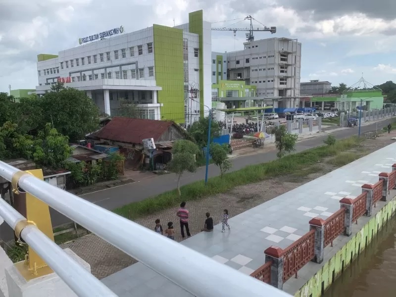 RS PEMKO: Proyek pembangunan gedung layanan terpadu di samping gedung utama RSUD Sultan Suriansyah, dipotret dari atas Jembatan RK Ilir.