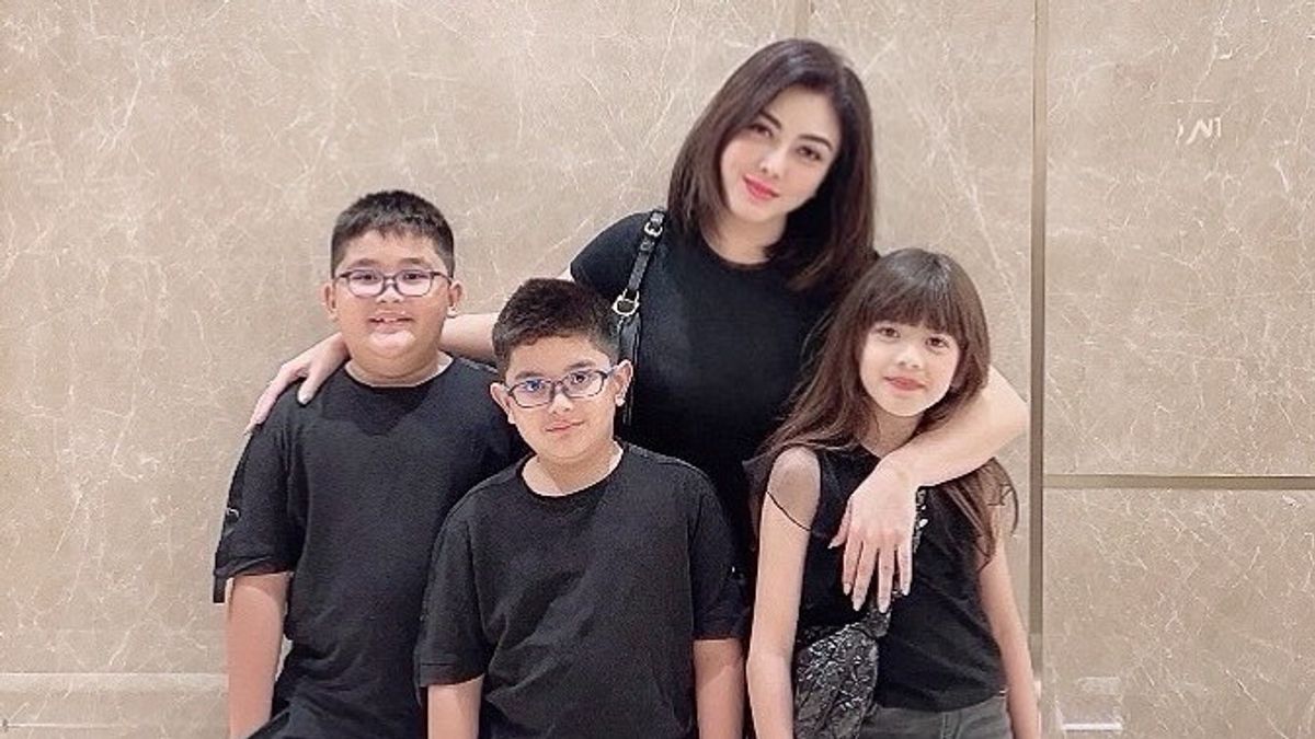 Dhena Devanka, Rawat Tiga Anak, Tidak Buruk Jadi Ibu Tunggal