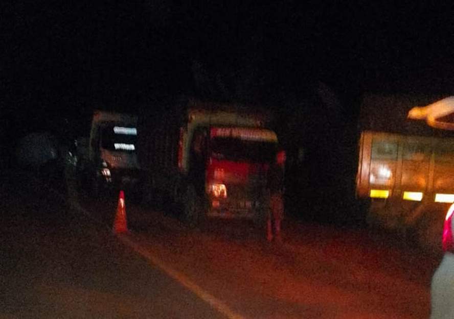 PERLU PENINDAKAN: Antrean truk di Jalan Tjilik Riwut, wilayah Desa Luwuk Bunter, yang menggunakan badan jalan.