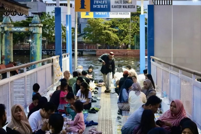 BERBUKA: Masyarakat Banjarmasin berbuka di Siring RE Martadinata, tepian Sungai Martapura, kawasan pasar wadai, Ramadan kemarin. (Foto: TIA LALITA/RADAR BANJARMASIN)