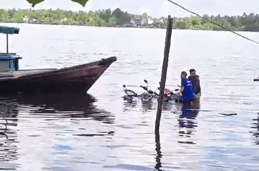 LAKA AIR: Terlihat 4 unit sepeda motor nyaris tenggelam usai kelotok penyeberangan terlibat tabrakan di Desa Bapinang, Kecamatan Pulau Hanaut, baru-baru tadi. (istimewa)