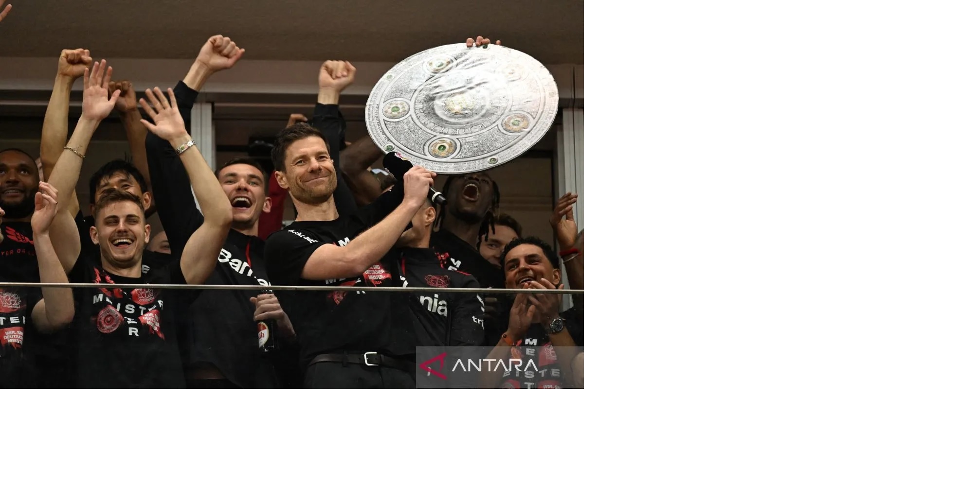 Pelatih Bayer Leverkusen Xabi Alonso (kanan) menggenggam replika trofi juara Liga Jerman setelah timnya dipastikan menjuarai Liga Jerman berkat kemenangan 5-0 atas Werder Bremen di BayArena.