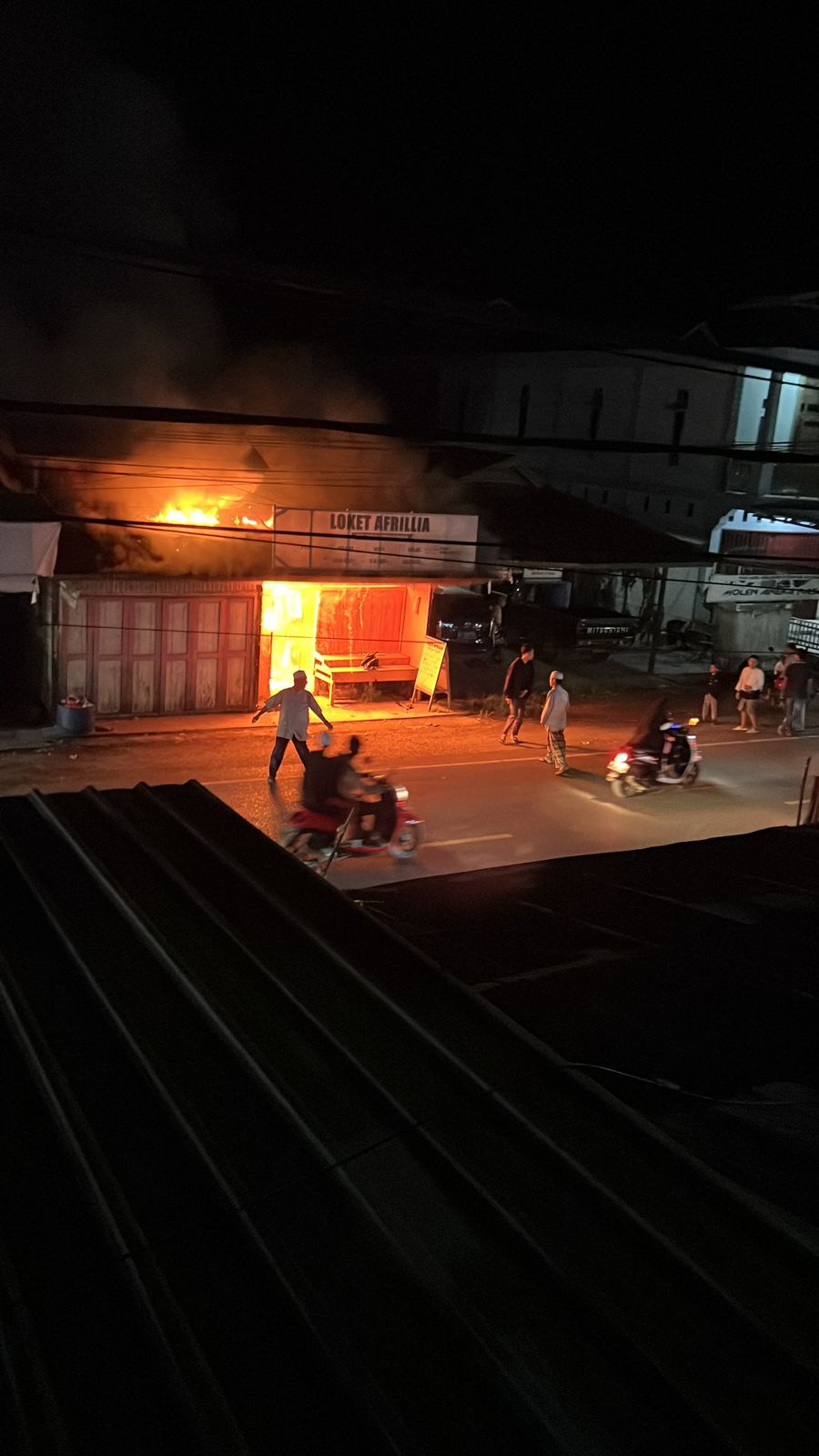 MUSIBAH: Dua ruko di Kecamatan Long Ikis, Kabupaten Paser, hangus terbakar akibat kembang api, Selasa (9/4) malam.&nbsp;Damkar untuk KP  &nbsp;