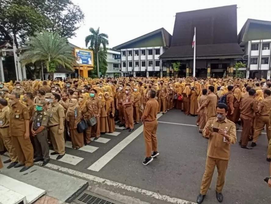 JANGAN MALAS: Potret ASN Pemko Banjarmasin saat menghadiri kegiatan di Balai Kota beberapa waktu lalu. Pemko Banjarmasin sedang menggodok aturan kerja ASN selama bulan Ramadan. | FOTO: WAHYU RAMADHAN/
