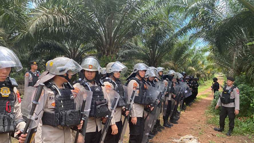ANTISIPASI PENCURIAN: Aparat kepolisian mengerahkan pasukan menjaga wilayah perkebunan kelapa sawit di Kecamatan Mentaya Hulu.