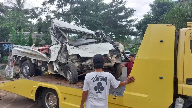 RINGSEK: Mobil pikap yang mengalami laka lantas dengan bus pariwisata di Desa Tajau Pecah, Kecamatan Batu Ampar, Minggu (14/4). (Foto : Norsalim Yahya/Radar Banjarmasin)
