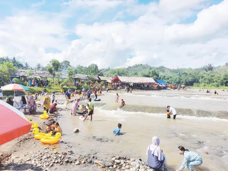 PENUH: Wisata Pulau Mas di Kecamatan Batu Benawa, Kabupaten Hulu Sungai Tengah dipadati pengunjung. (FOTO: JAMALUDDIN/RADAR BANJARMASIN)