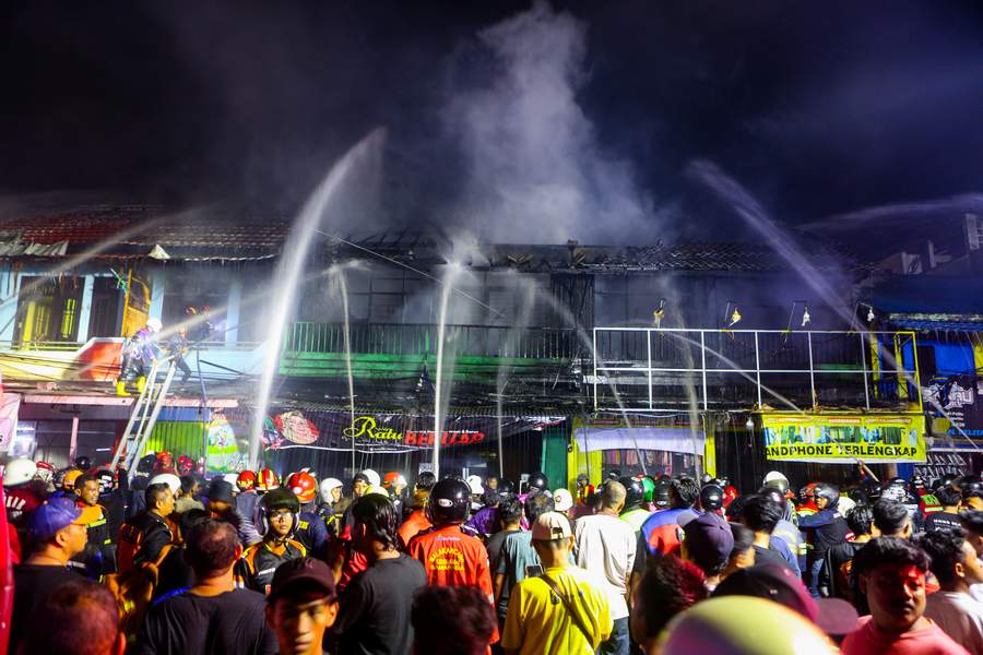 DILAHAP API: Bangunan di Jalan Pelita, Kelurahan Sungai Pinang Dalam, Kecamatan Sungai Pinang, terbakar, Senin (15/4).