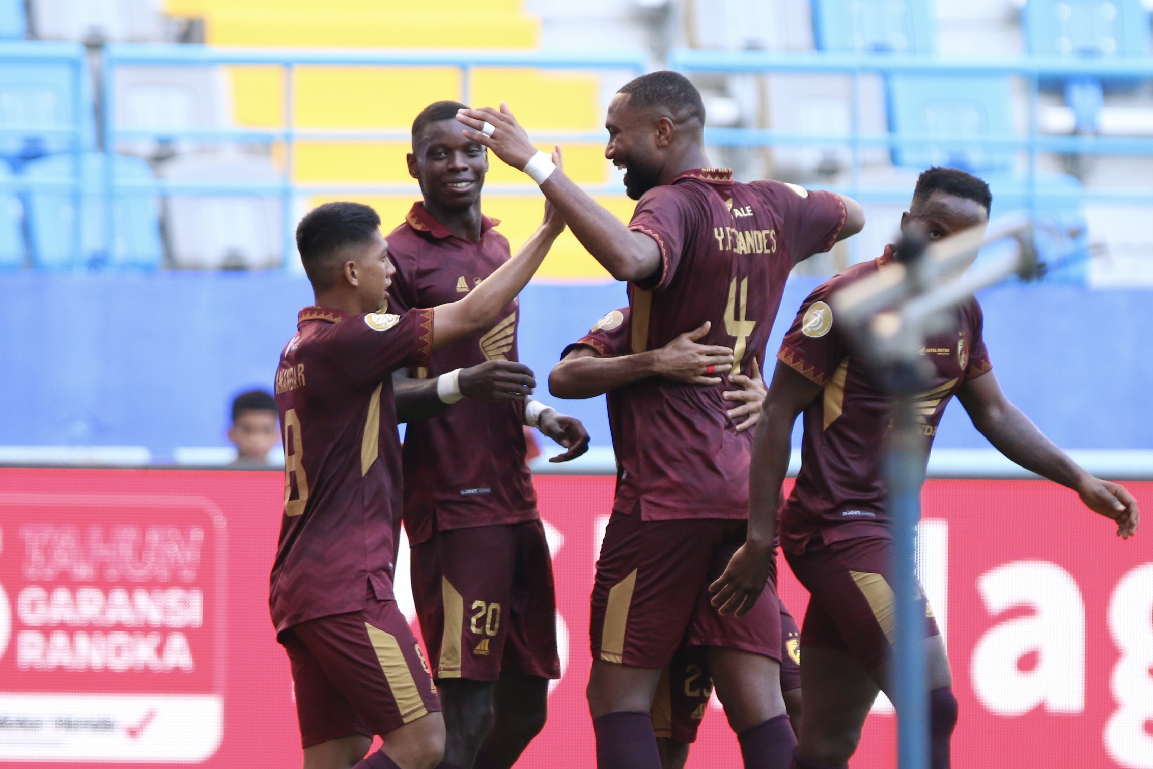 ENGGAN MENYERAH: PSM Makassar saat tampil di Stadion Batakan, beberapa waktu lalu.&nbsp;