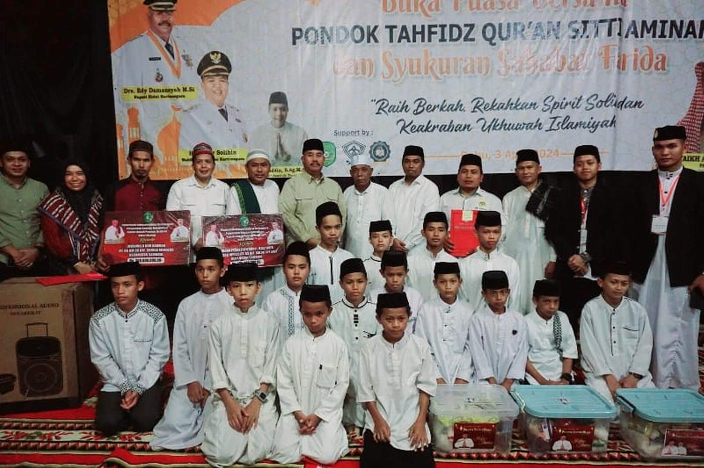 BANTUAN: Bupati Kukar Edi Damansyah saat menyalurkan sejumlah bantuan di PTQ Sitti Aminah.