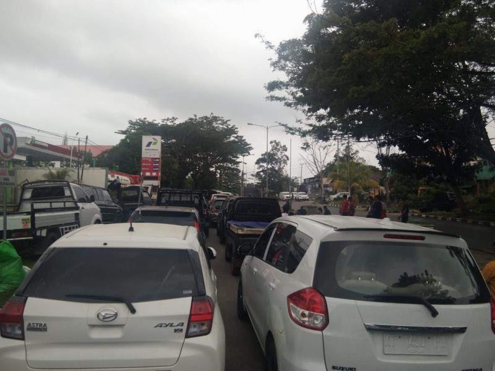 ANTRE BBM: Antrean kendaraan roda empat mengular di Pertashop Simpang Raya kemarin. Foto lain, antrean panjang juga terjadi di SPBU Harkat Bersama Kecamatan Melak.