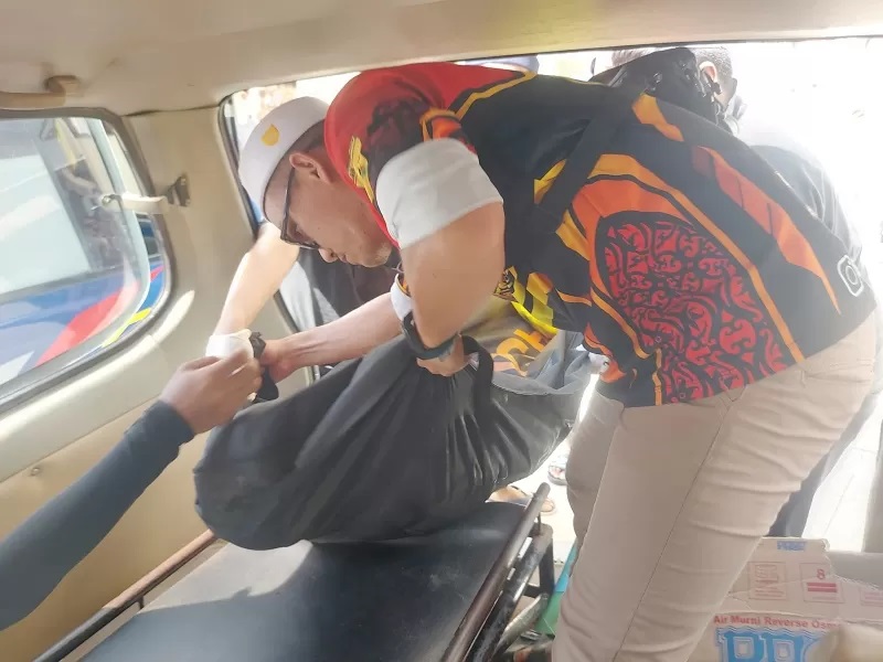 EVAKUASI: Jenazah Muhammad Arsyad usai ditemukan tergantung, Senin (15/4) siang. (FOTO: M FADLAN ZAKIRI/RADAR BANJARMASIN)