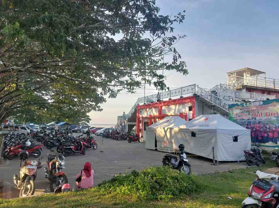 Ramainya parkiran Pulau Kumala Tenggarong saat cuti bersama Idulfitri 1445 Hijriah (Elmo/Prokal.co)