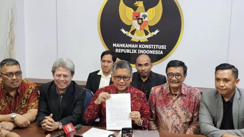 Sekjen PDIP Hasto Kristiyanto (tengah) bersama Ketua DPP PDIP Djarot Saiful Hidayat (kanan) dan Ketua Tim Hukum Ganjar-Mahfud, Todung Mulya Lubis menyerahkan surat amicus curiae ke Mahkamah Konstitusi