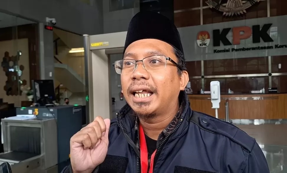Bupati Sidoarjo Ahmad Muhdlor Ali alias Gus Muhdlor memenuhi panggilan pemeriksaan penyidik Komisi Pemberantasan Korupsi (KPK), Jumat (16/2) (Muhammad Ridwan/JawaPos.com)
