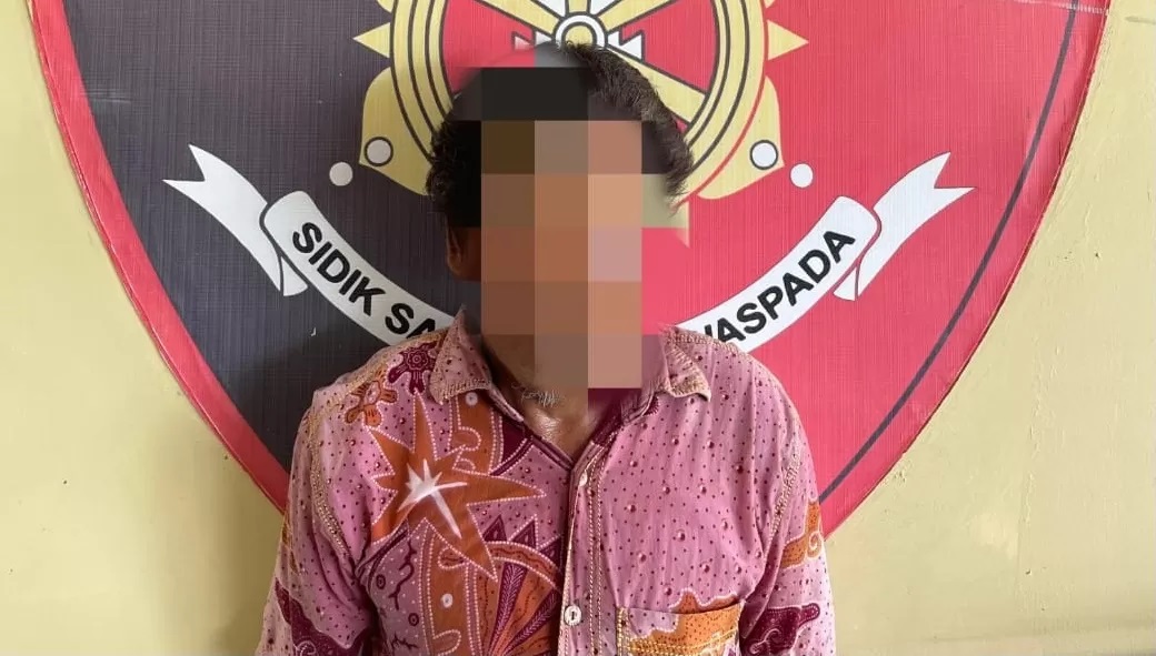 PELAKU BEJAT: NG (48), diamankan polisi usai diduga menyetubuhi anak tirinya yang masih berusia 11 tahun. Aksi bejatnya dilakukan sejak 2023 lalu. - (FOTO: POLRES TANAH BUMBU UNTUK RADAR BANJARMASIN)