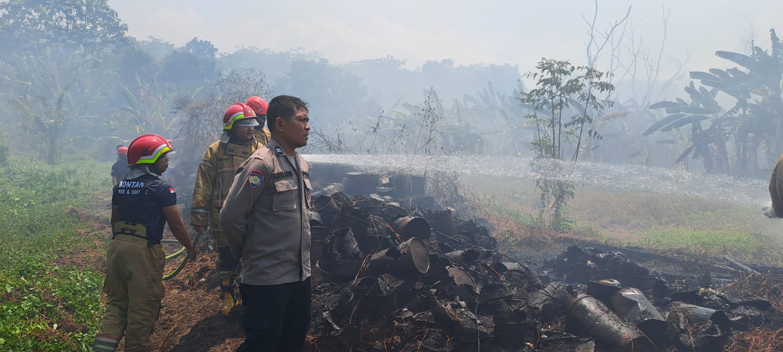 PEMADAMAN: Petugas pemadam kebakaran menangani kebakaran lahan di Kelurahan Loktuan.