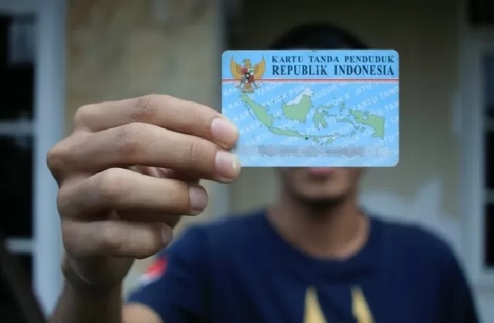 Salah seorang Warga di Banjarbaru menunjukkan KTP. (FOTO: MUHAMMAD RIFANI/RADAR BANJARMASIN)