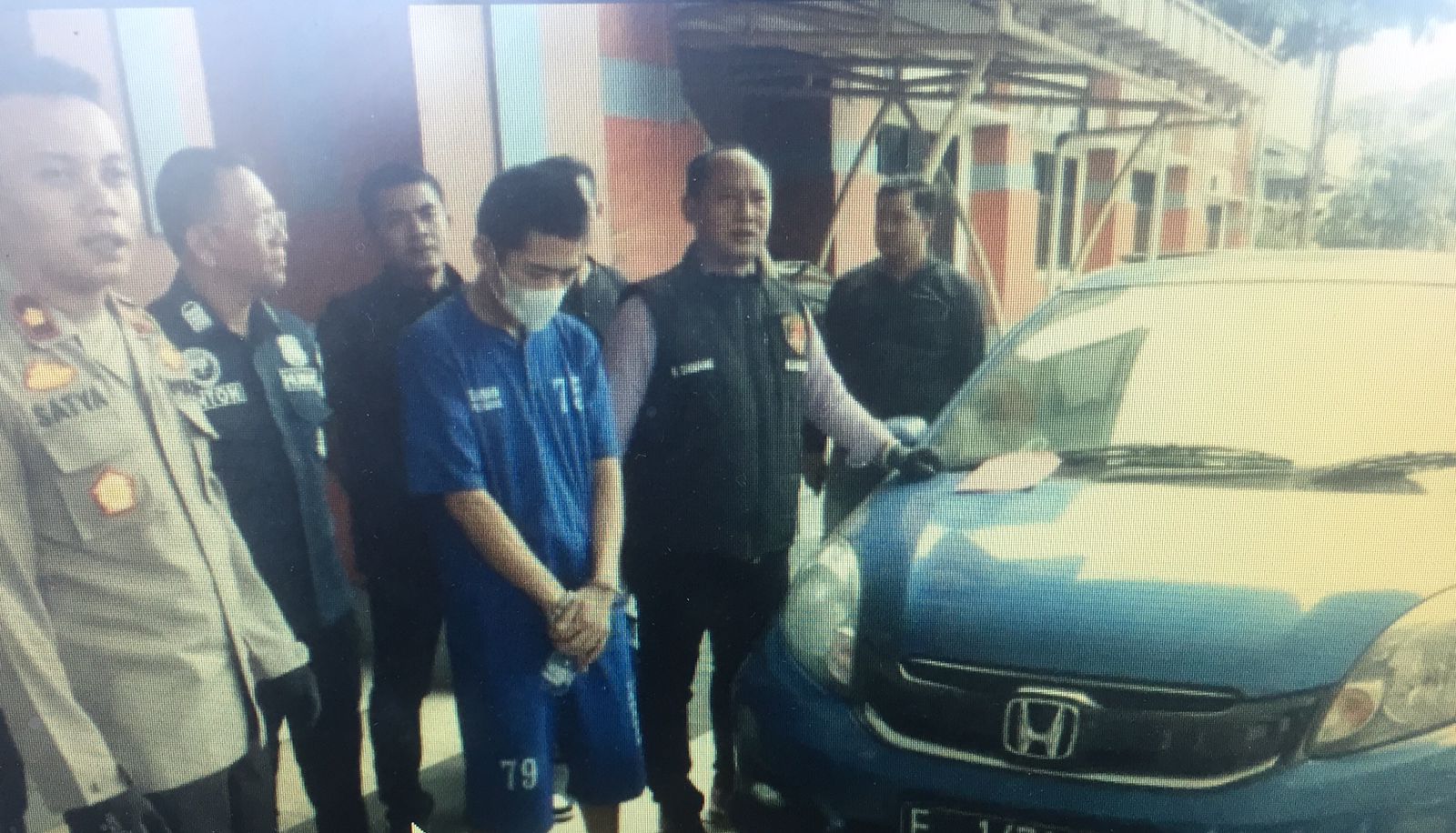 TAK BERKUTIK: Tersangka AE dan mobil sitaan dari hasil kejahatan modus ganjal ATM.