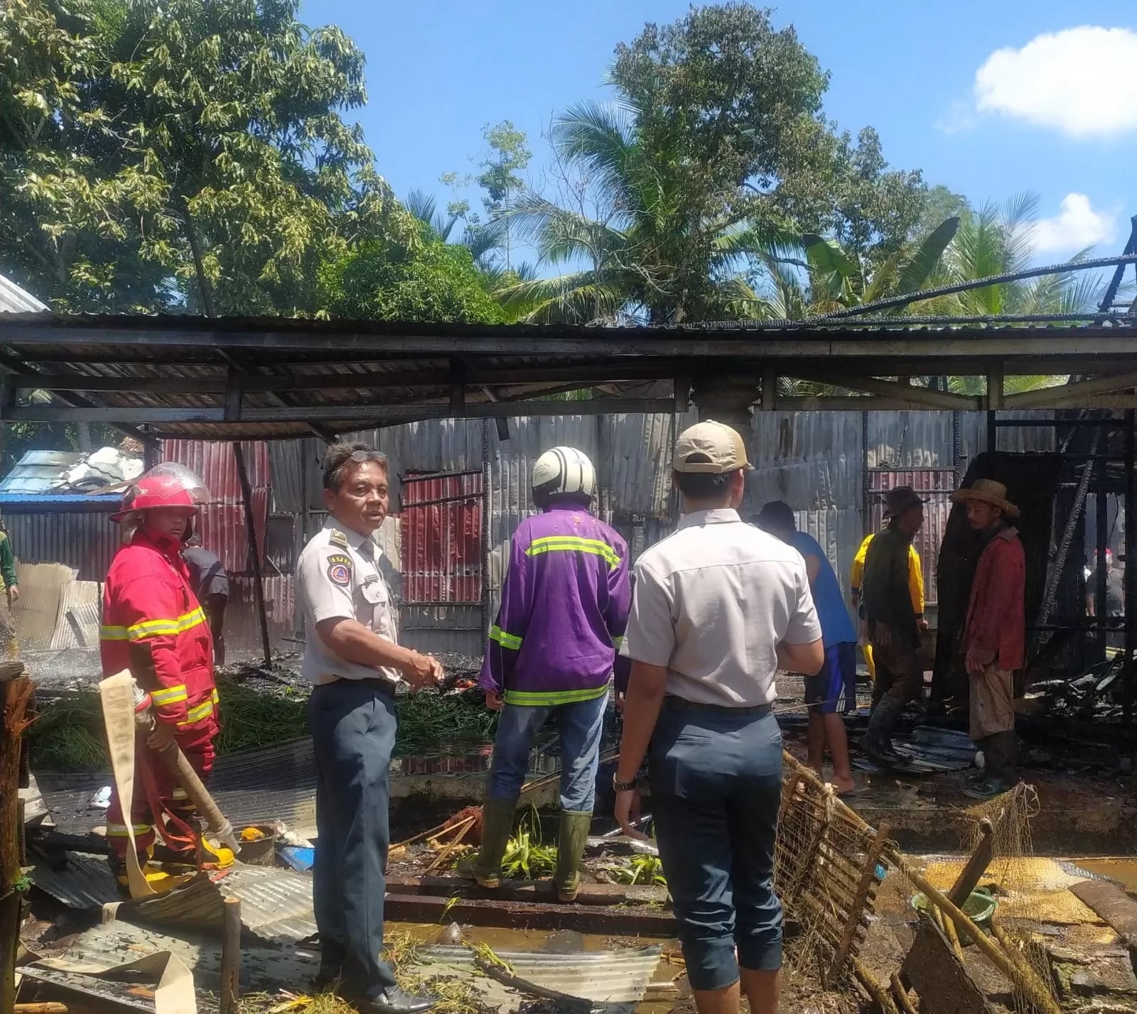 JADI ARANG: Rumah warga di Desa Kambat Utara, Kabupaten Hulu Sungai Tengah (HST) kebakaran saat ditinggal pemiliknya berkebun. (Foto: BPBD HST untuk Radar Banjarmasin)
