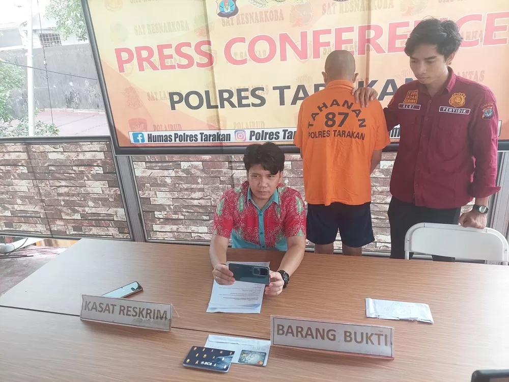 DIBEKUK: Pelaku yang diamankan di Satreskrim Polres Tarakan usai dilaporkan melakukan aksi penipuan. FOTO: ELIAZAR/RADAR TARAKAN