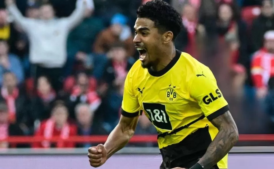 Pemain Borussia Dortmund keturunan Jawa-Suriname, Ian Maatsen, mencetak satu gol ke gawang Atletico Madrid (Schwartz/AFP)