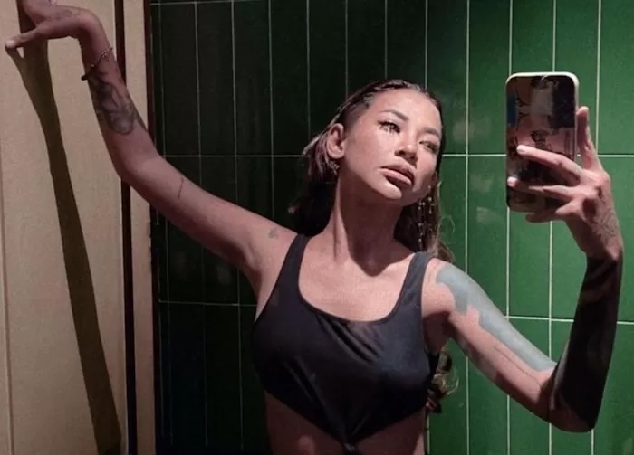 Selebgram Fitri Meliana alias Meli Joker meninggal dunia usai melakukan aksi bunuh diri. Tragisnya, momen aksi bunuh diri Meli Joker dilakukan secara live di Instagram dengan menggunakan handphonenya.