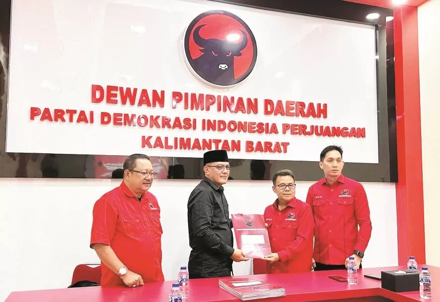 Sutarmidji yang diwakilkan oleh timnya, Subhan Noviar mengambil formulir pendaftaran bakal calon gubernur di Kantor DPD PDIP Kalbar, Senin (15/4). (IST)