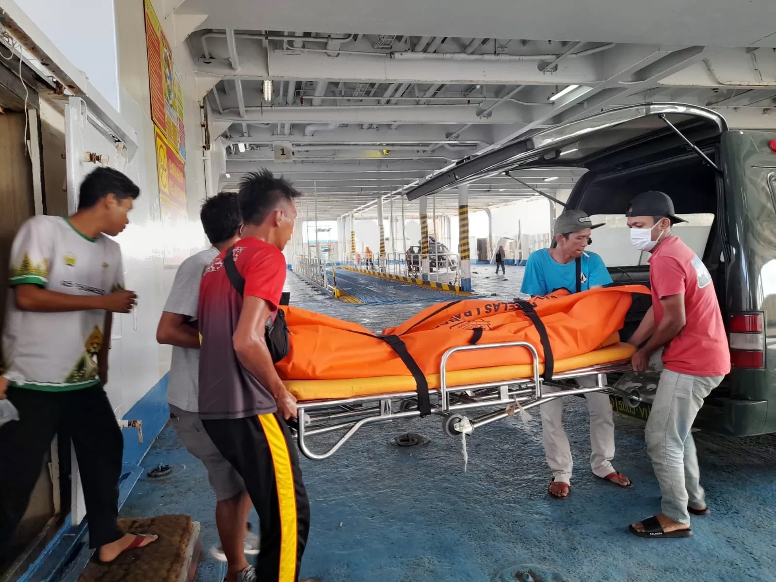 EVAKUASI:Jasad korban Eko dibawa ke Ruang Pemulasaraan Jenazah RSUD Ulin Banjarmasin, sembari menunggu dijemput keluarga dari Malang.(foto: Polisi untuk Radar Banjarmasin)