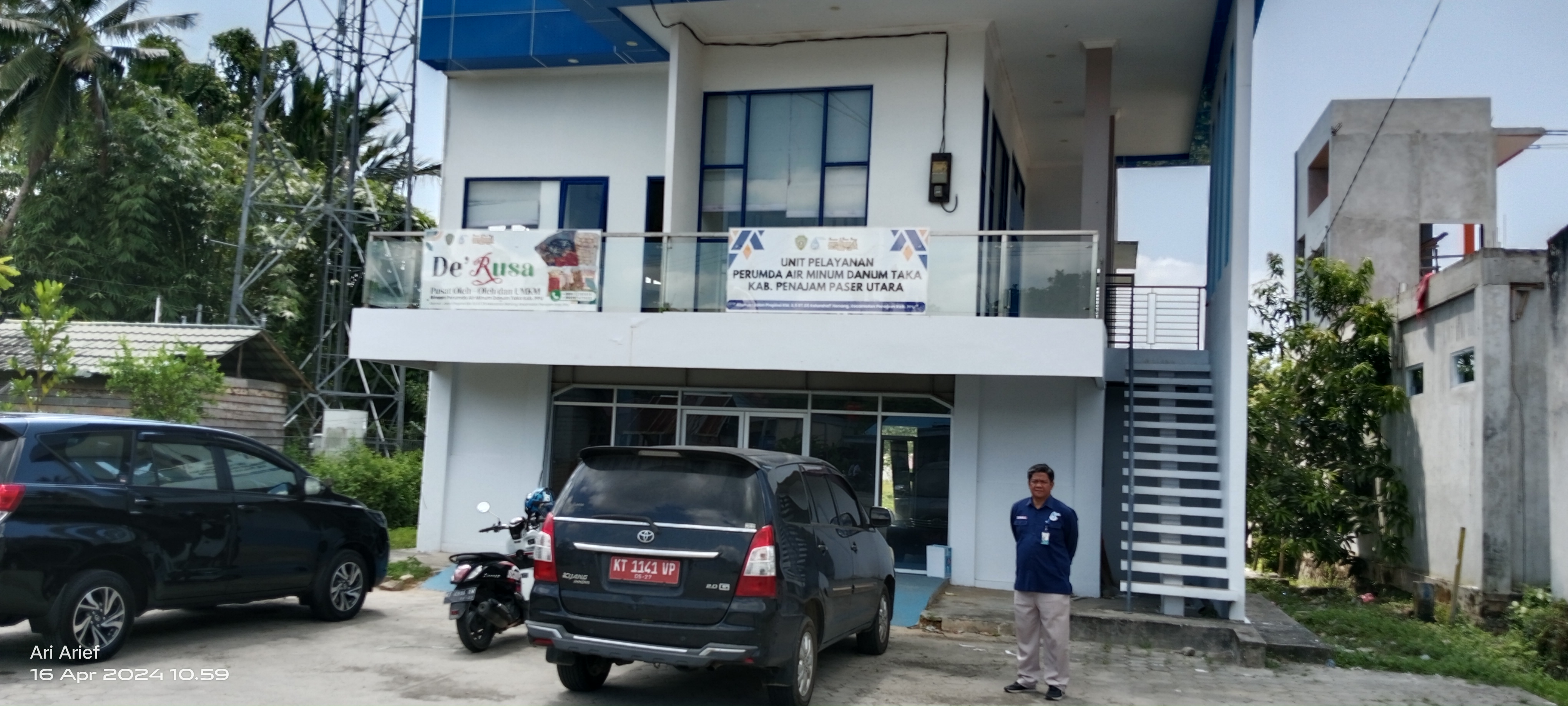 KEMUDAHAN: Abdul Rasyid di depan kantor unit layanan yang baru di Kelurahan Nenang, Penajam, PPU. (ari/kp)