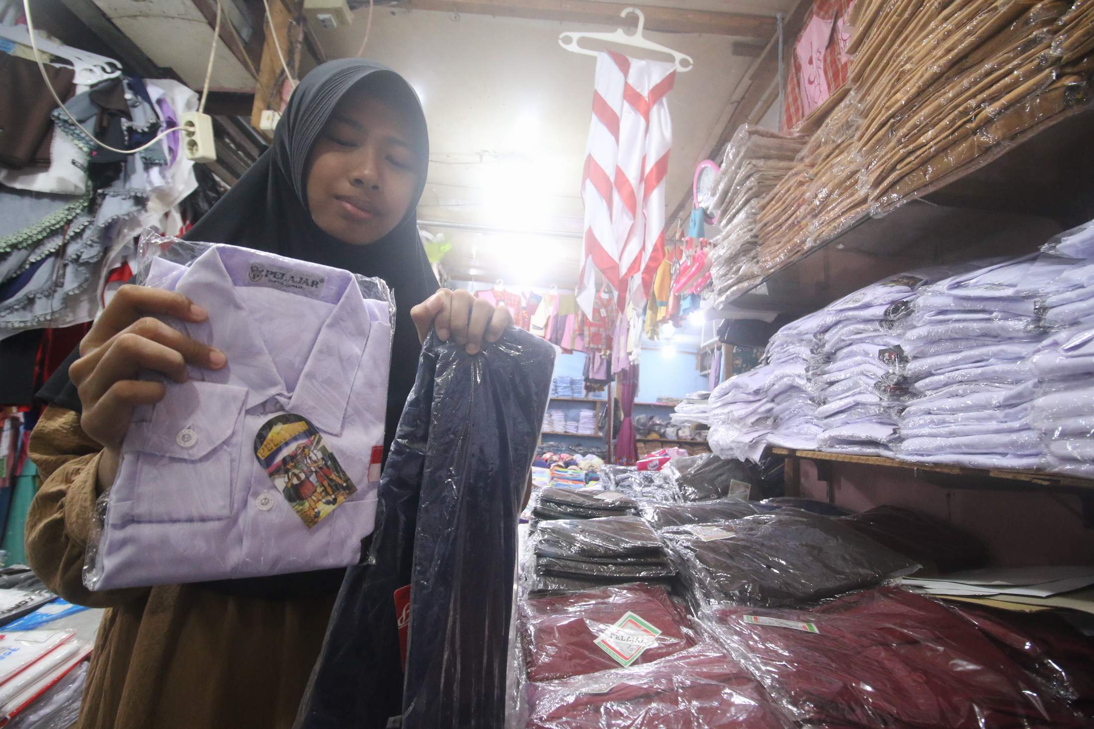 MASIH TETAP DIPAKAI: Ilustrasi pedagang seragam sekolah di salah satu pusat perbelanjaan di Kota Minyak.