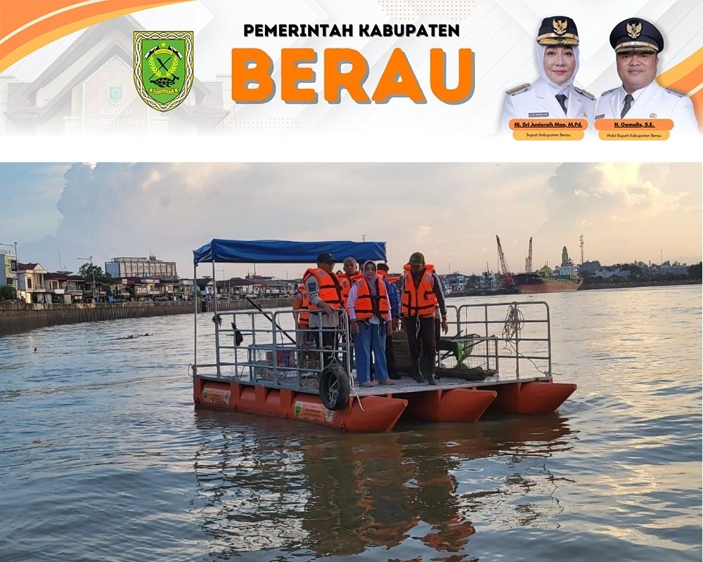 PENGANGKUT SAMPAH: Kapal pengangkut sampah yang saat ini beroperasi di Sungai Segah dan Sungai Kelay, mengangkut sekira empat ton sampah per hari.