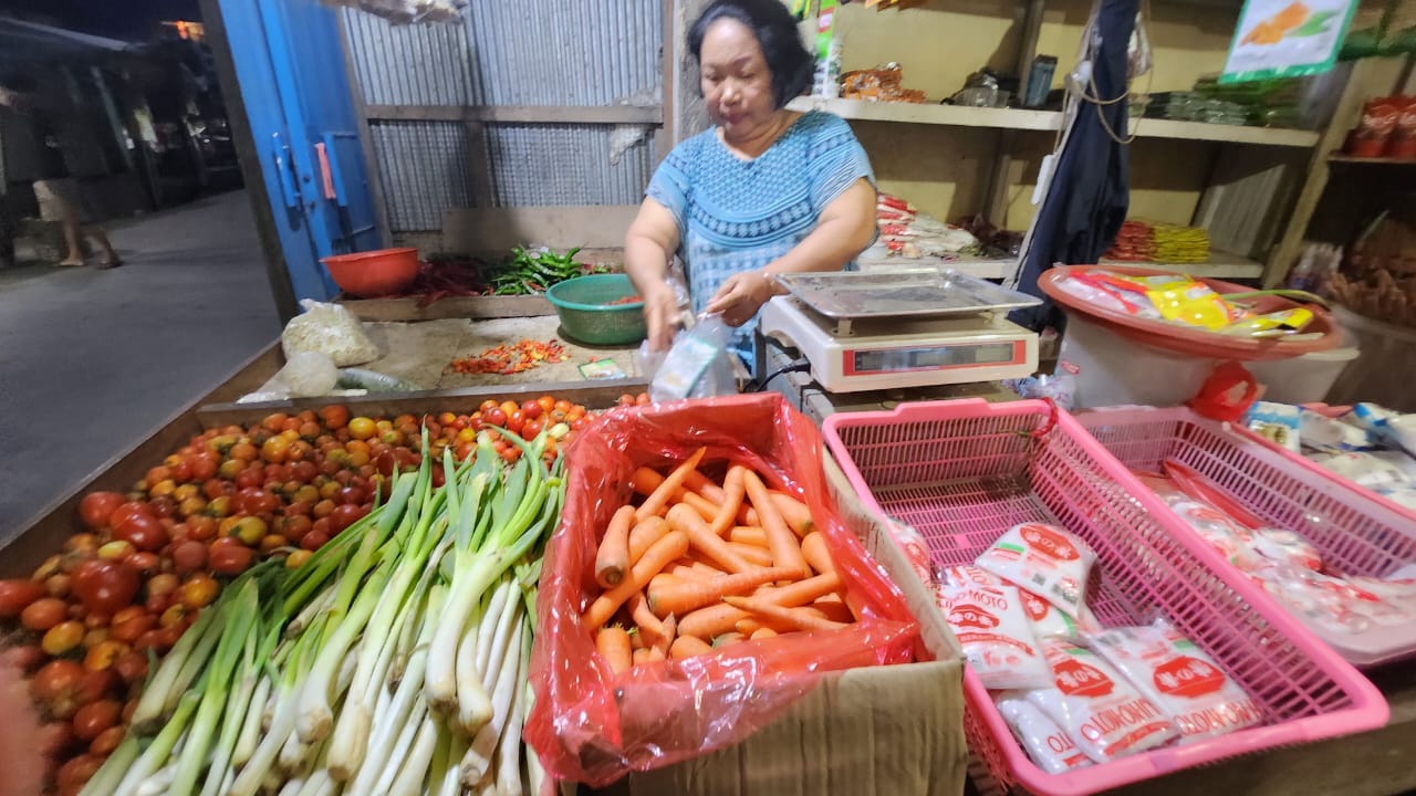 MASIH MAHAL: Jual beli bahan pokok di Pasar Tradisional Sangatta Selatan.