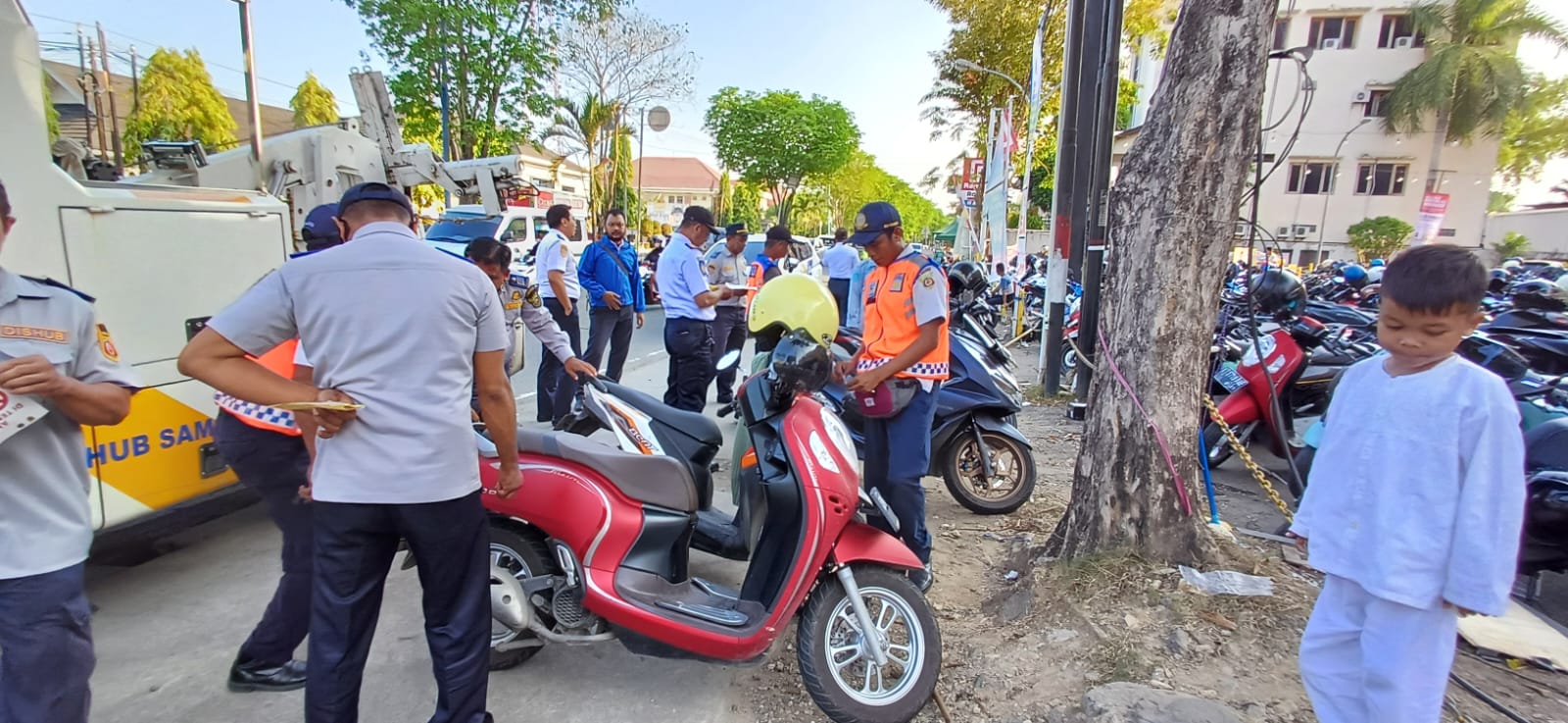 TEGAS: Tim Dishub Samarinda menggembosi ban puluhan motor dan mobil yang parkir di tepi jalan, depan Samarinda Square, Jalan M Yamin, Kecamatan Samarinda Ulu, karena melanggar aturan parkir.
