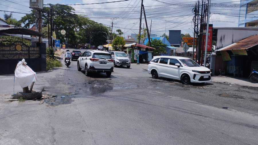 HARUS SEGERA: Aliran drainase yang tidak lancar meluber ke jalan di kawasan Siradj Salman, Kecamatan Samarinda Ulu, menyebabkan jalan rusak, Selasa (16/4).
