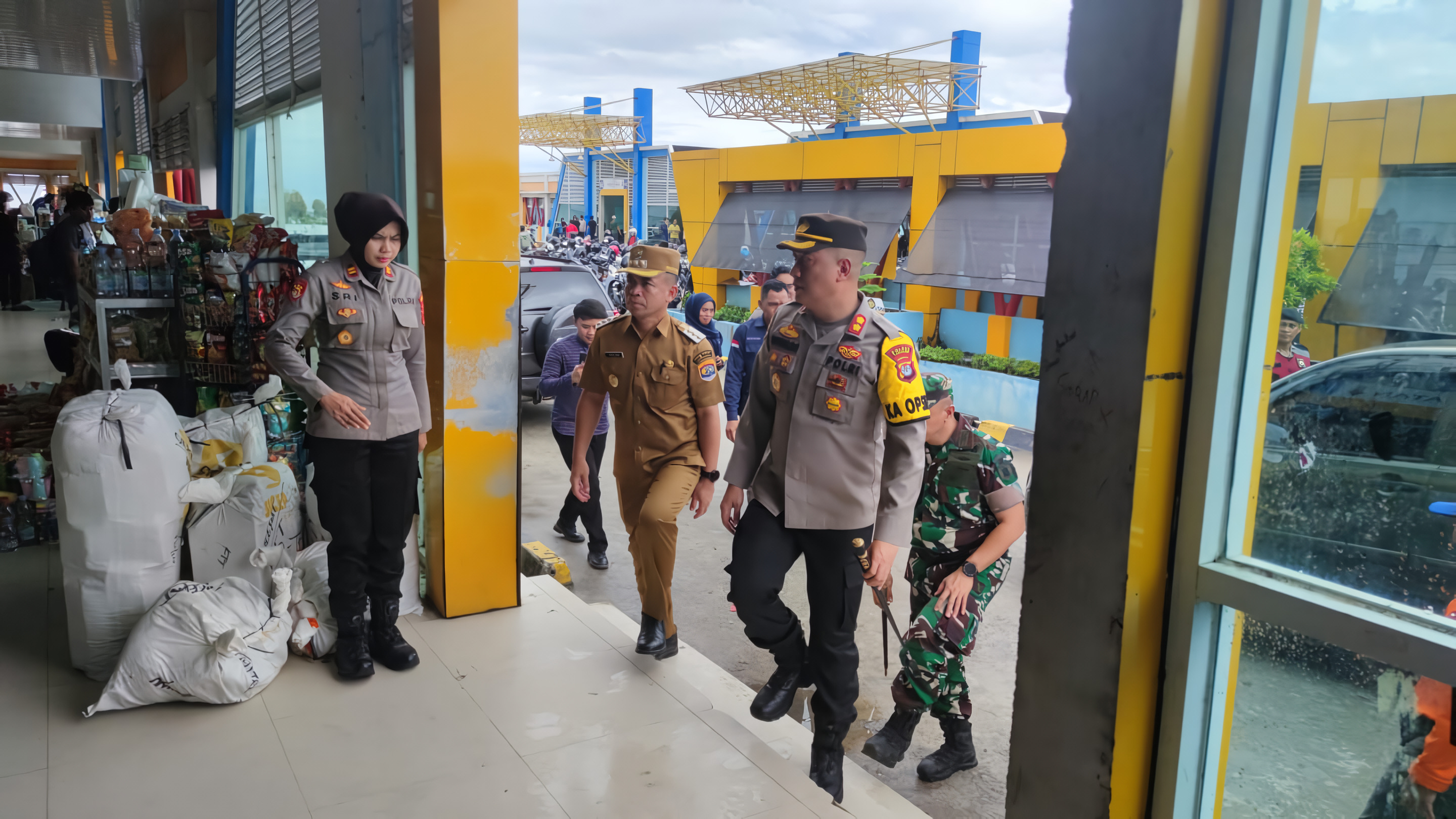 TINJAU PELABUHAN: Kapolres Tarakan AKBP Ronaldo Maradona TPP Siregar (kanan) bersama Pj Wali Kota Tarakan Bustan meninjau Pelabuhan Tengkayu I Tarakan.