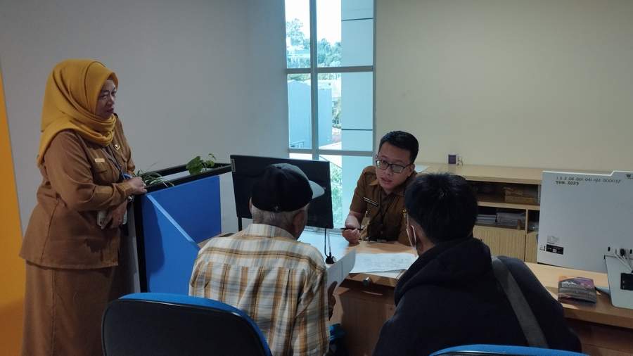 PANTAU: Binti Isni Khuriyah (berjilbab) berbincang dengan salah satu staf tenant di MPP Samarinda yang sudah memulai pelayanan hari pertama kerja pasca-libur Lebaran, Selasa (16/4).