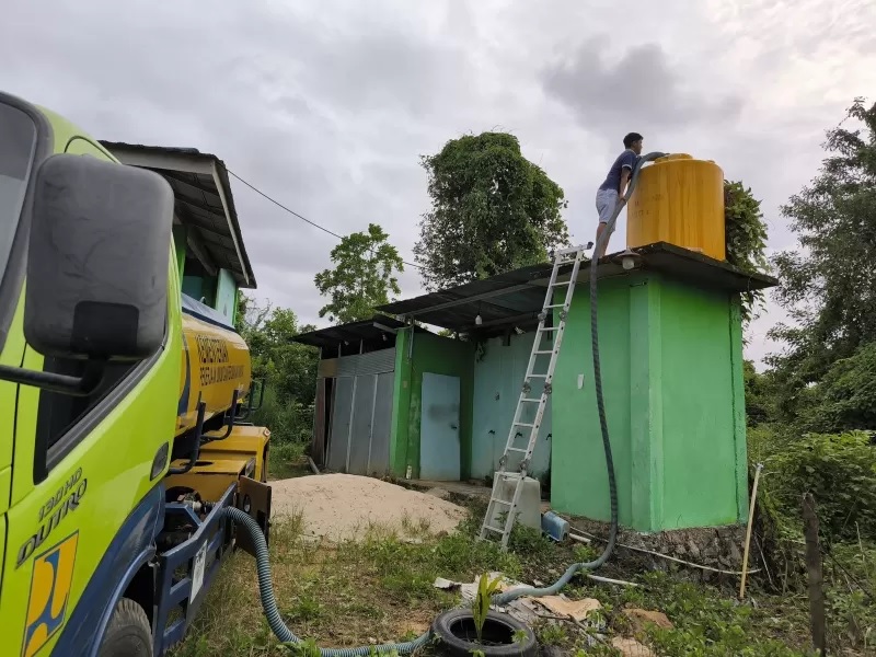 PENGANTARAN: Layanan pengantaran air gratis dari mobil tangki milik PTAM Intan Banjar untuk keperluan masyarakat. (FOTO: HUMAS PTAM INTAN BANJAR)